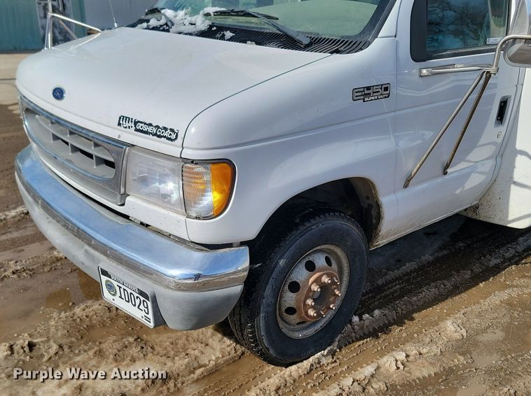 image for item LA9682 2000 Ford E450 Super Duty shuttle bus