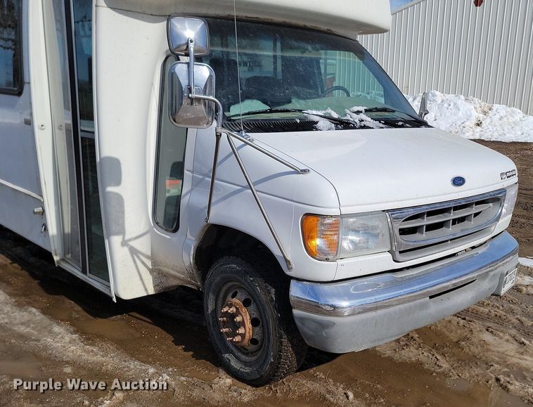 image for item LA9682 2000 Ford E450 Super Duty shuttle bus