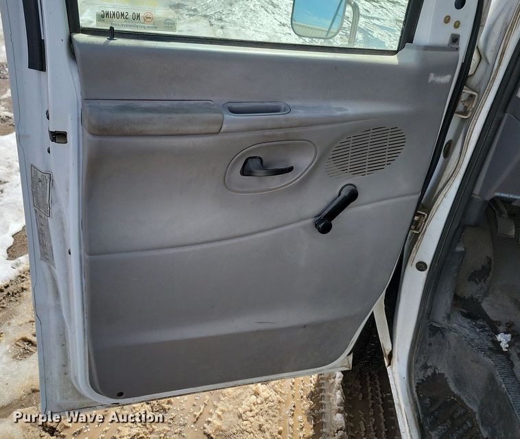 image for item LA9682 2000 Ford E450 Super Duty shuttle bus