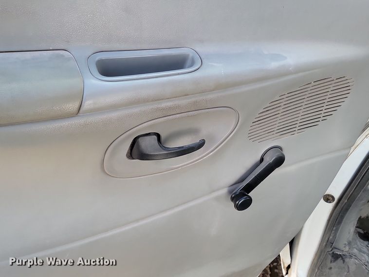 image for item LA9682 2000 Ford E450 Super Duty shuttle bus