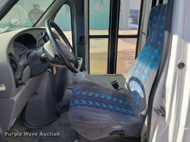 image for item LA9682 2000 Ford E450 Super Duty shuttle bus