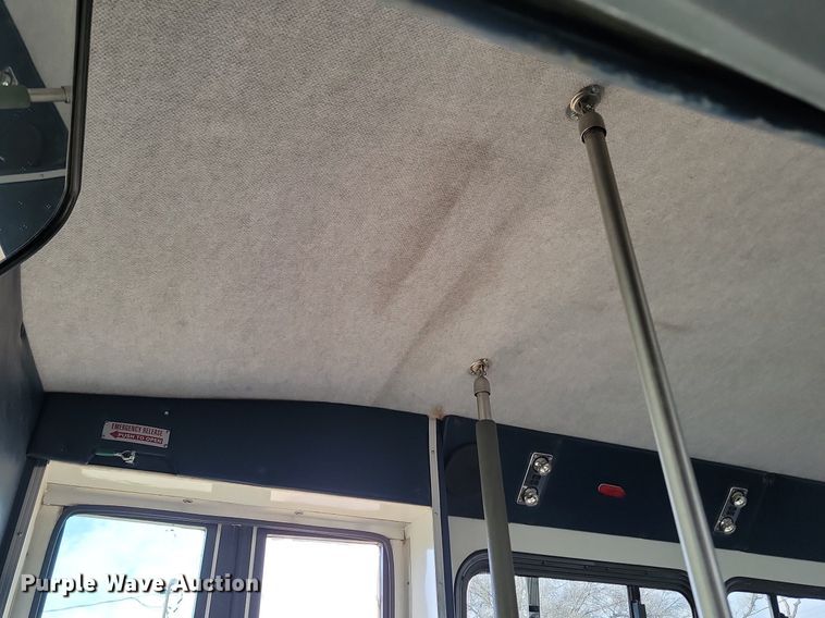 image for item LA9682 2000 Ford E450 Super Duty shuttle bus