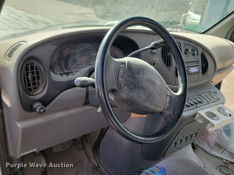image for item LA9682 2000 Ford E450 Super Duty shuttle bus