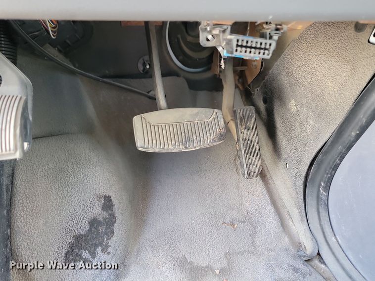 image for item LA9682 2000 Ford E450 Super Duty shuttle bus