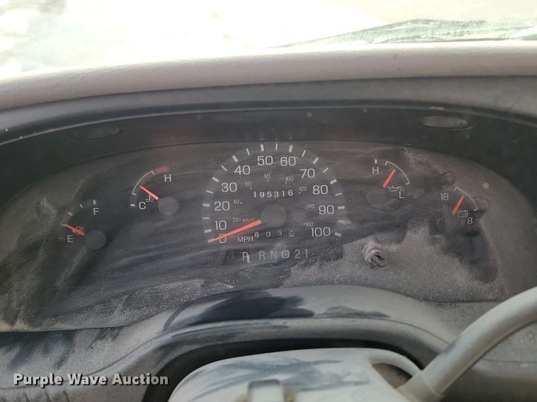 image for item LA9682 2000 Ford E450 Super Duty shuttle bus