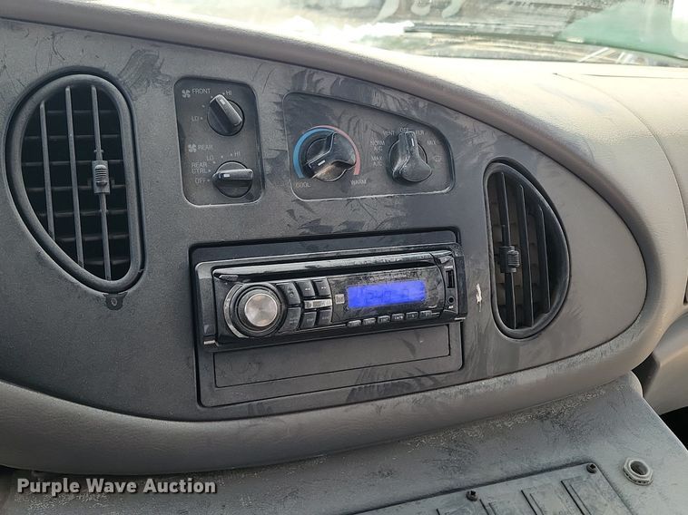 image for item LA9682 2000 Ford E450 Super Duty shuttle bus