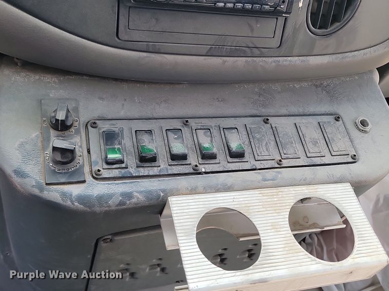 image for item LA9682 2000 Ford E450 Super Duty shuttle bus