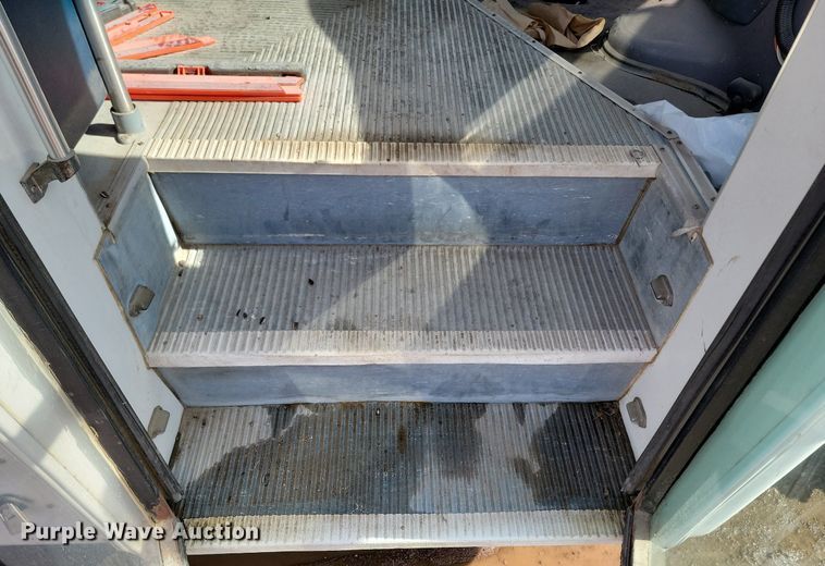 image for item LA9682 2000 Ford E450 Super Duty shuttle bus