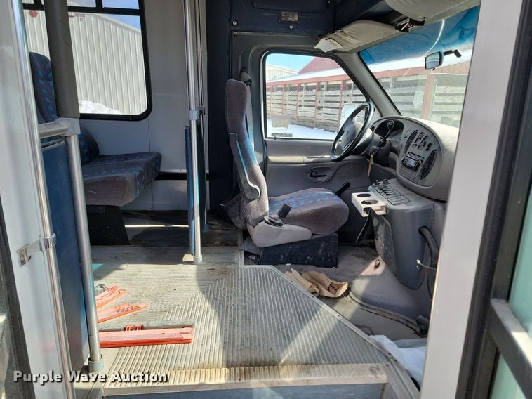 image for item LA9682 2000 Ford E450 Super Duty shuttle bus