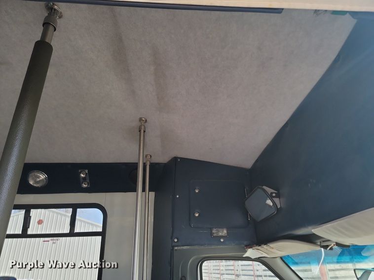 image for item LA9682 2000 Ford E450 Super Duty shuttle bus