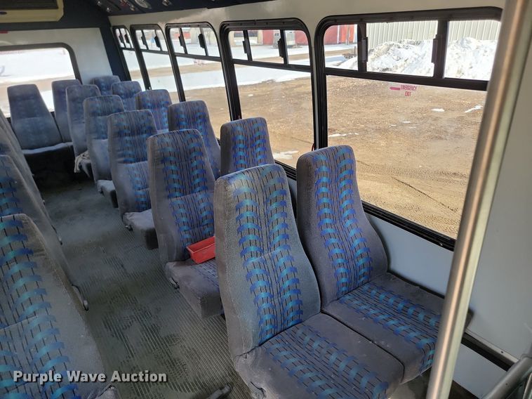 image for item LA9682 2000 Ford E450 Super Duty shuttle bus