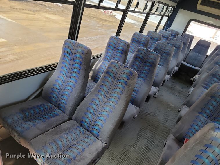 image for item LA9682 2000 Ford E450 Super Duty shuttle bus