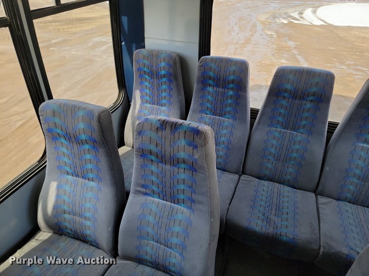 image for item LA9682 2000 Ford E450 Super Duty shuttle bus