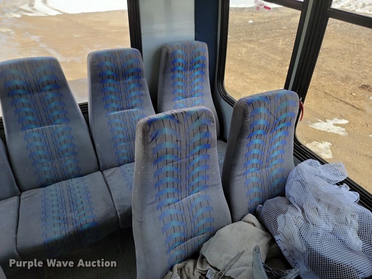 image for item LA9682 2000 Ford E450 Super Duty shuttle bus