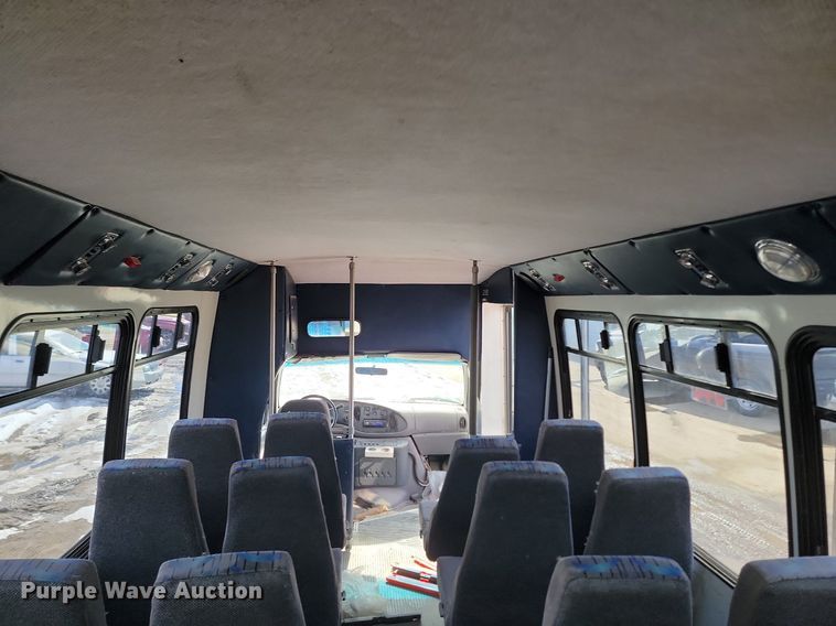 image for item LA9682 2000 Ford E450 Super Duty shuttle bus