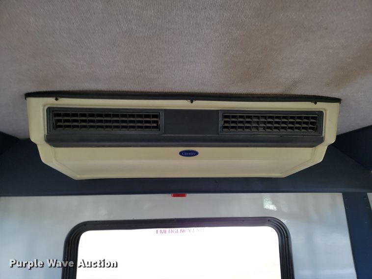 image for item LA9682 2000 Ford E450 Super Duty shuttle bus