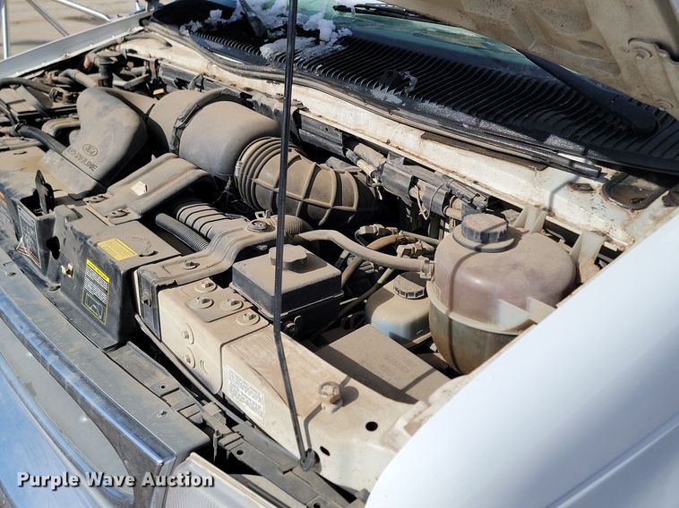 image for item LA9682 2000 Ford E450 Super Duty shuttle bus