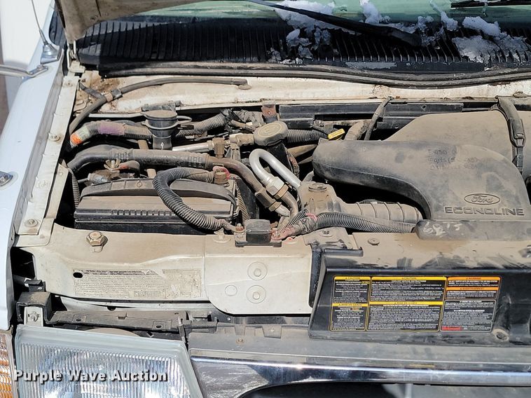 image for item LA9682 2000 Ford E450 Super Duty shuttle bus