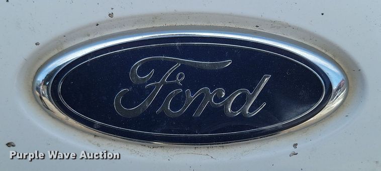 image for item LA9682 2000 Ford E450 Super Duty shuttle bus