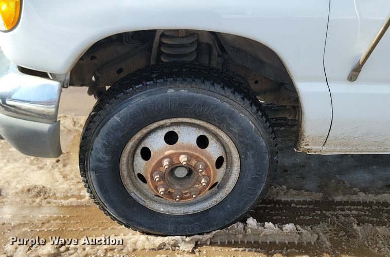 image for item LA9682 2000 Ford E450 Super Duty shuttle bus