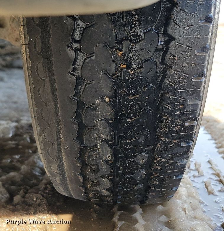 image for item LA9682 2000 Ford E450 Super Duty shuttle bus