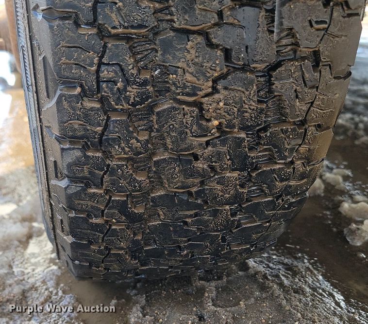 image for item LA9682 2000 Ford E450 Super Duty shuttle bus