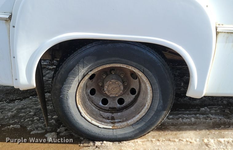 image for item LA9682 2000 Ford E450 Super Duty shuttle bus