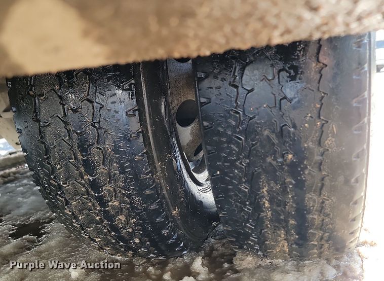 image for item LA9682 2000 Ford E450 Super Duty shuttle bus