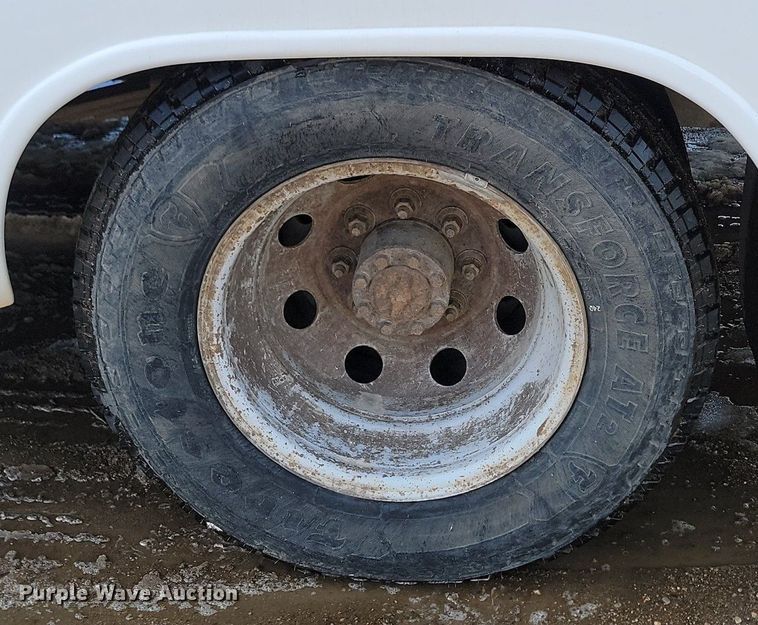 image for item LA9682 2000 Ford E450 Super Duty shuttle bus