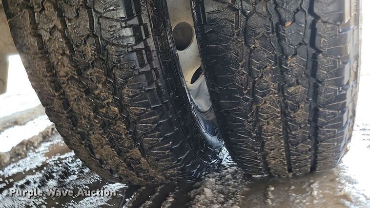 image for item LA9682 2000 Ford E450 Super Duty shuttle bus