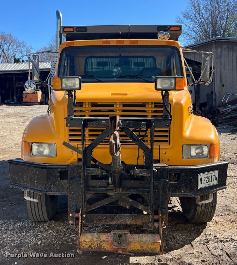 image for item LE9011 1997 International  4900 dump truck