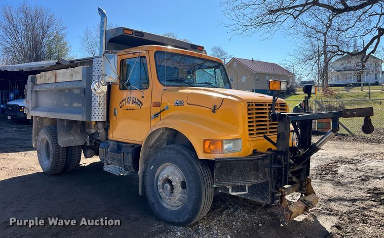 image for item LE9011 1997 International  4900 dump truck