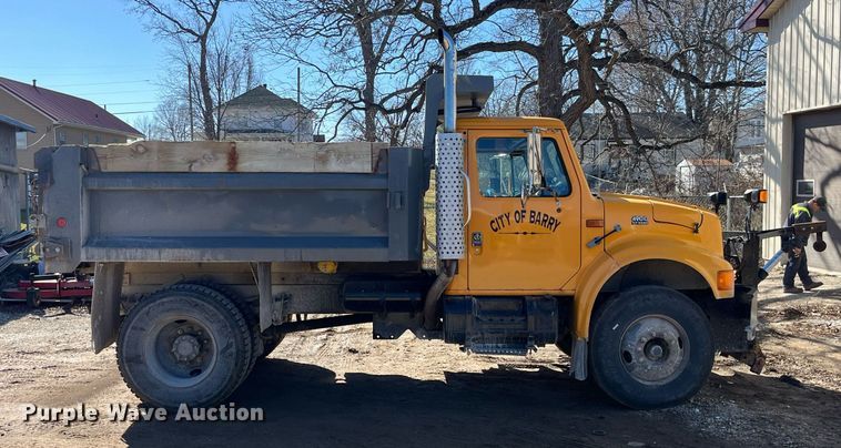 image for item LE9011 1997 International  4900 dump truck