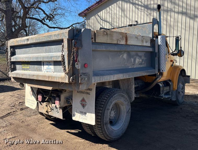 image for item LE9011 1997 International  4900 dump truck