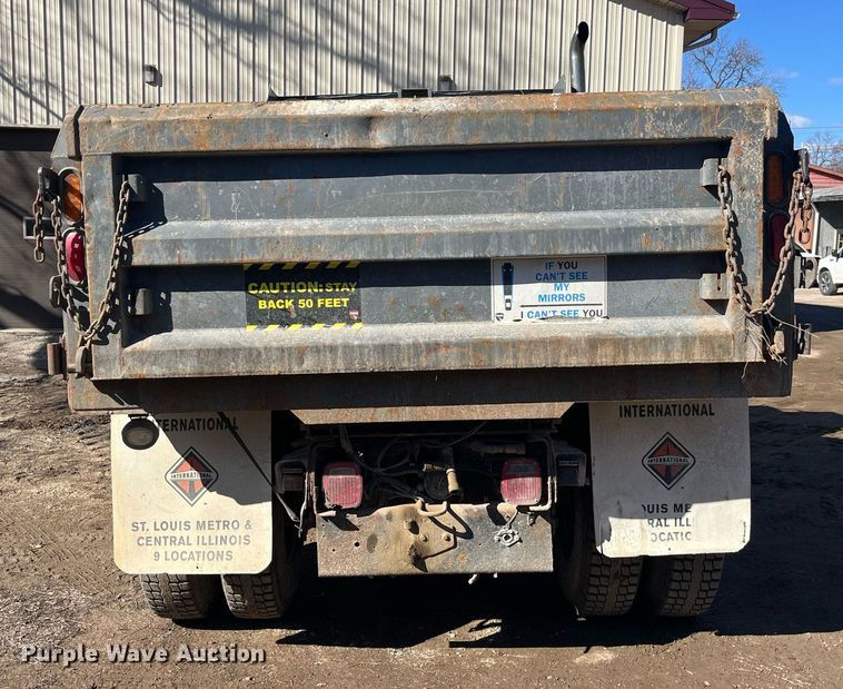 image for item LE9011 1997 International  4900 dump truck