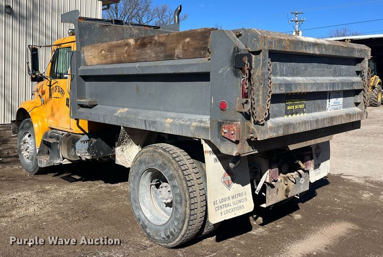 image for item LE9011 1997 International  4900 dump truck