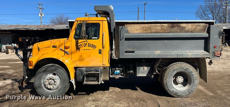 image for item LE9011 1997 International  4900 dump truck