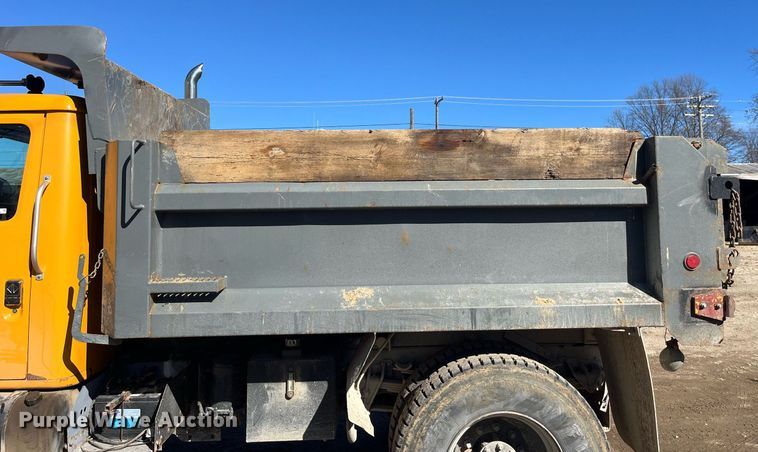 image for item LE9011 1997 International  4900 dump truck