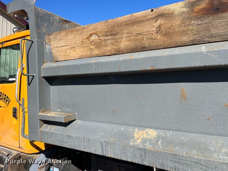 image for item LE9011 1997 International  4900 dump truck