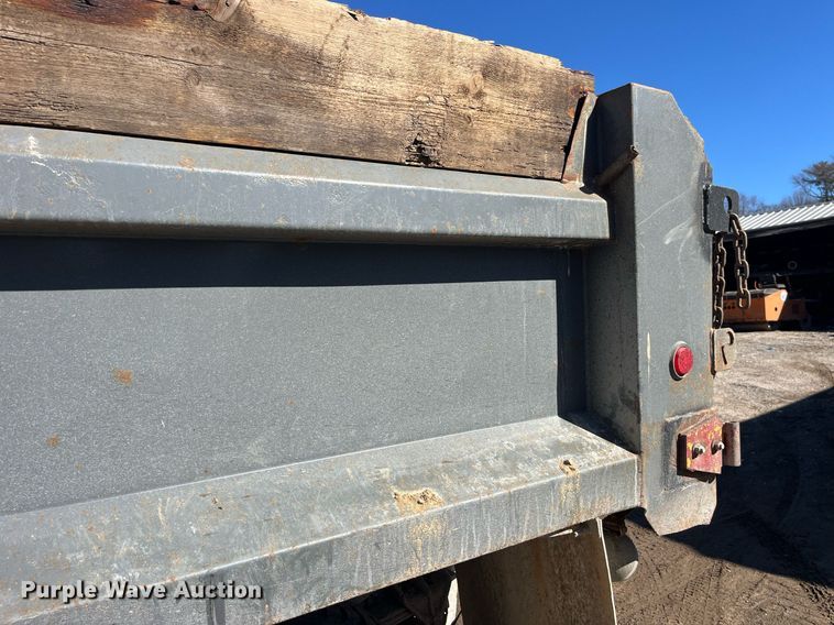 image for item LE9011 1997 International  4900 dump truck