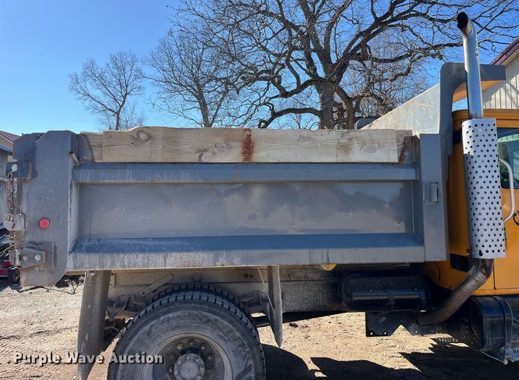 image for item LE9011 1997 International  4900 dump truck