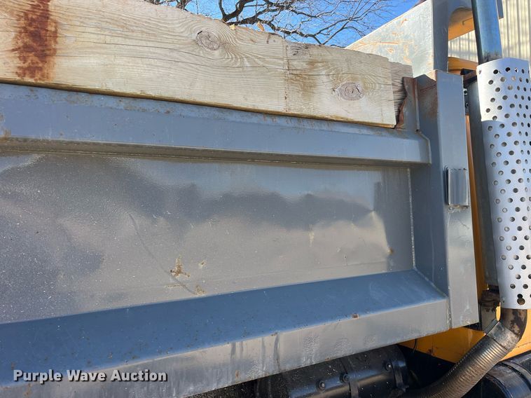 image for item LE9011 1997 International  4900 dump truck