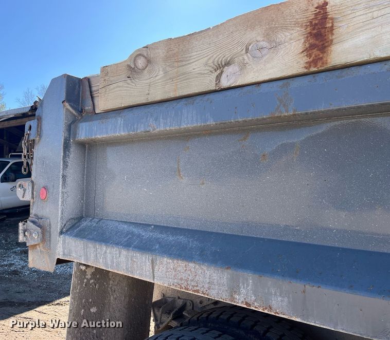 image for item LE9011 1997 International  4900 dump truck