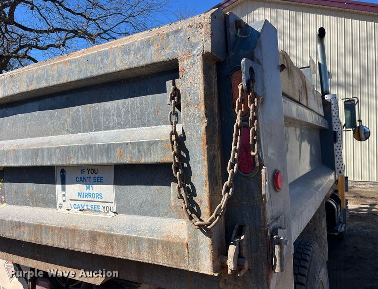 image for item LE9011 1997 International  4900 dump truck