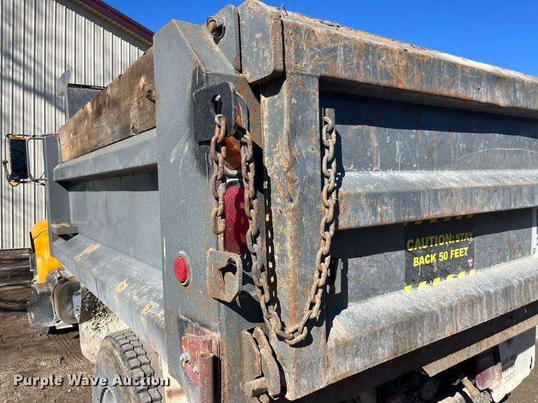 image for item LE9011 1997 International  4900 dump truck