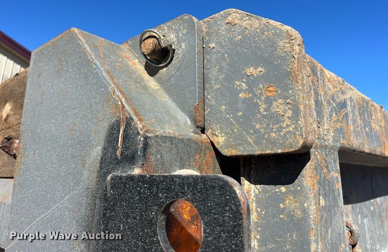 image for item LE9011 1997 International  4900 dump truck