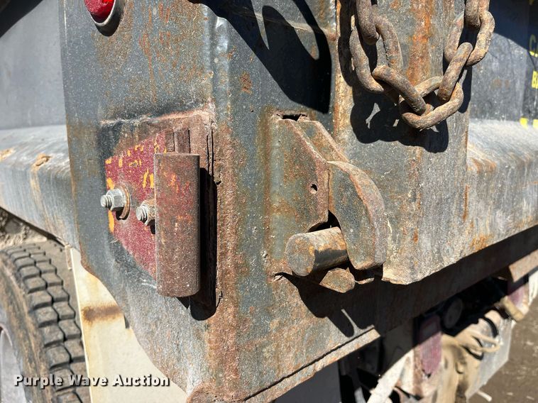 image for item LE9011 1997 International  4900 dump truck