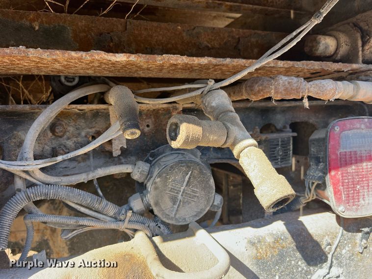 image for item LE9011 1997 International  4900 dump truck