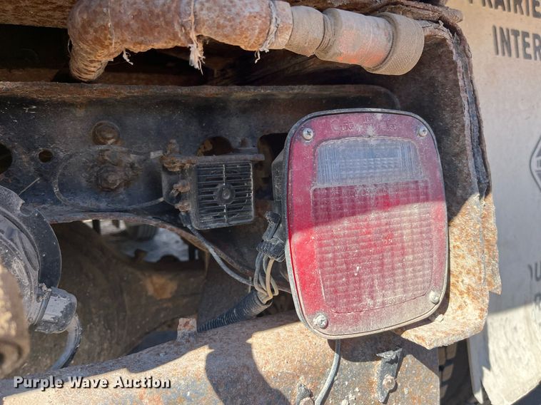 image for item LE9011 1997 International  4900 dump truck