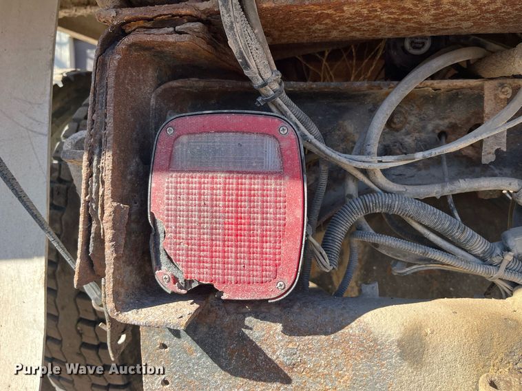 image for item LE9011 1997 International  4900 dump truck